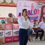 Fanny Arreola impulsa la educación y el deporte con entrega de tenis y balones en secundarias.