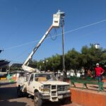 Se realizan actividades de mantenimiento y rehabilitación en la plaza principal de Acahuato.