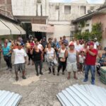 Antes de que lleguen las lluvias, José Luis Cruz Lucatero apoya a familias para proteger sus hogares.