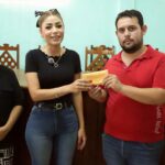 Sandra Garibay cumple compromiso y entrega apoyo económico a comerciantes del mercado López Rayón